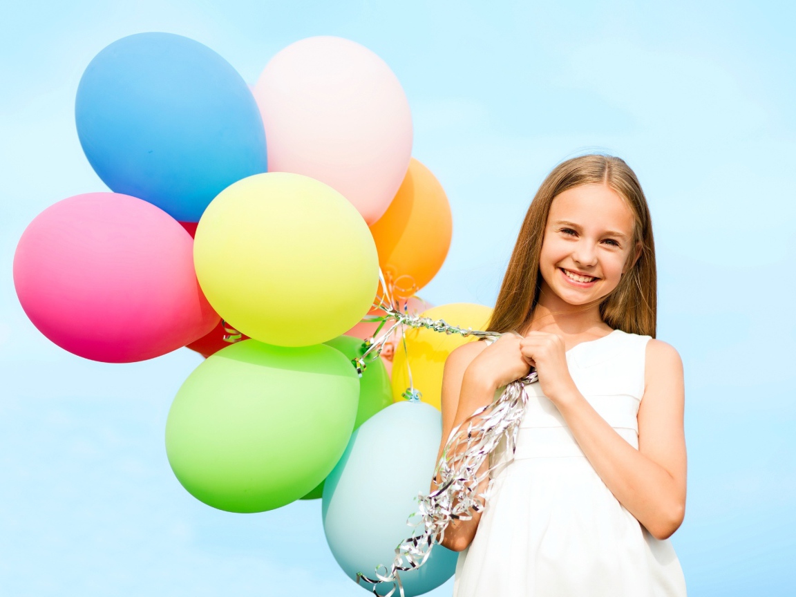 Улыбающаяся девочка с воздушными шарами