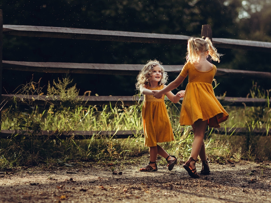 Две маленькие девочки танцуют