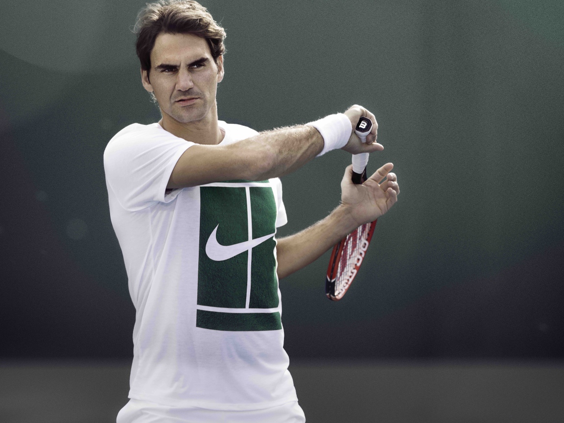 Швейцарский теннисист Роджер Федерер с ракеткой в руках