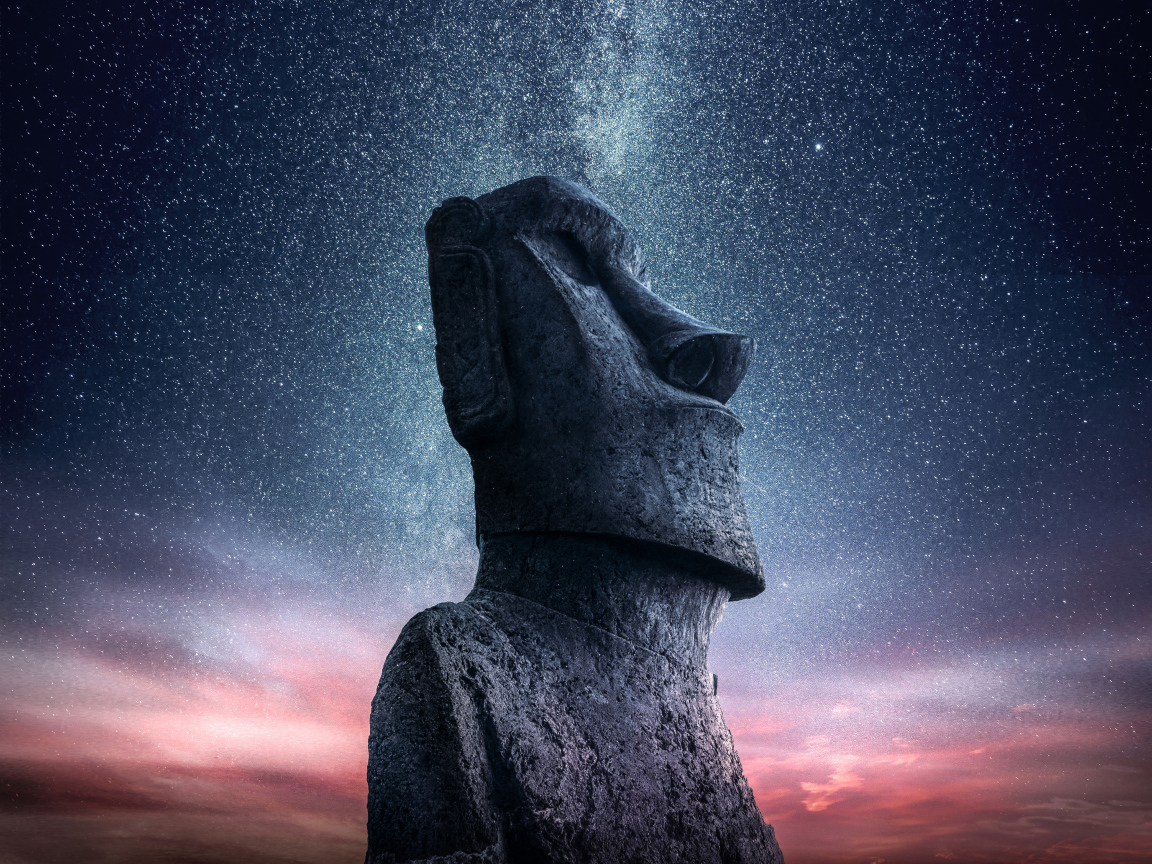 Статуя Моаи под красивым звездным небом, Чили