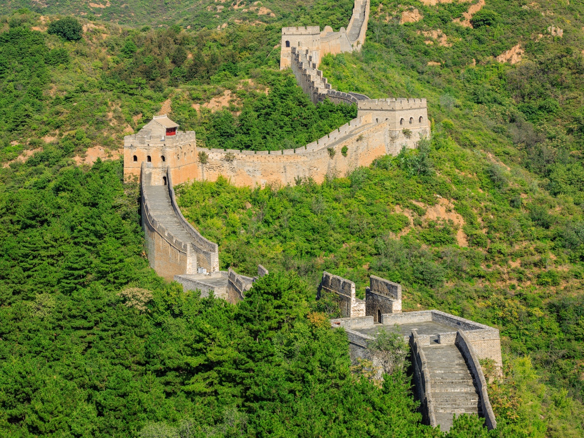 Легендарная Великая Китайская стена в зеленой растительности