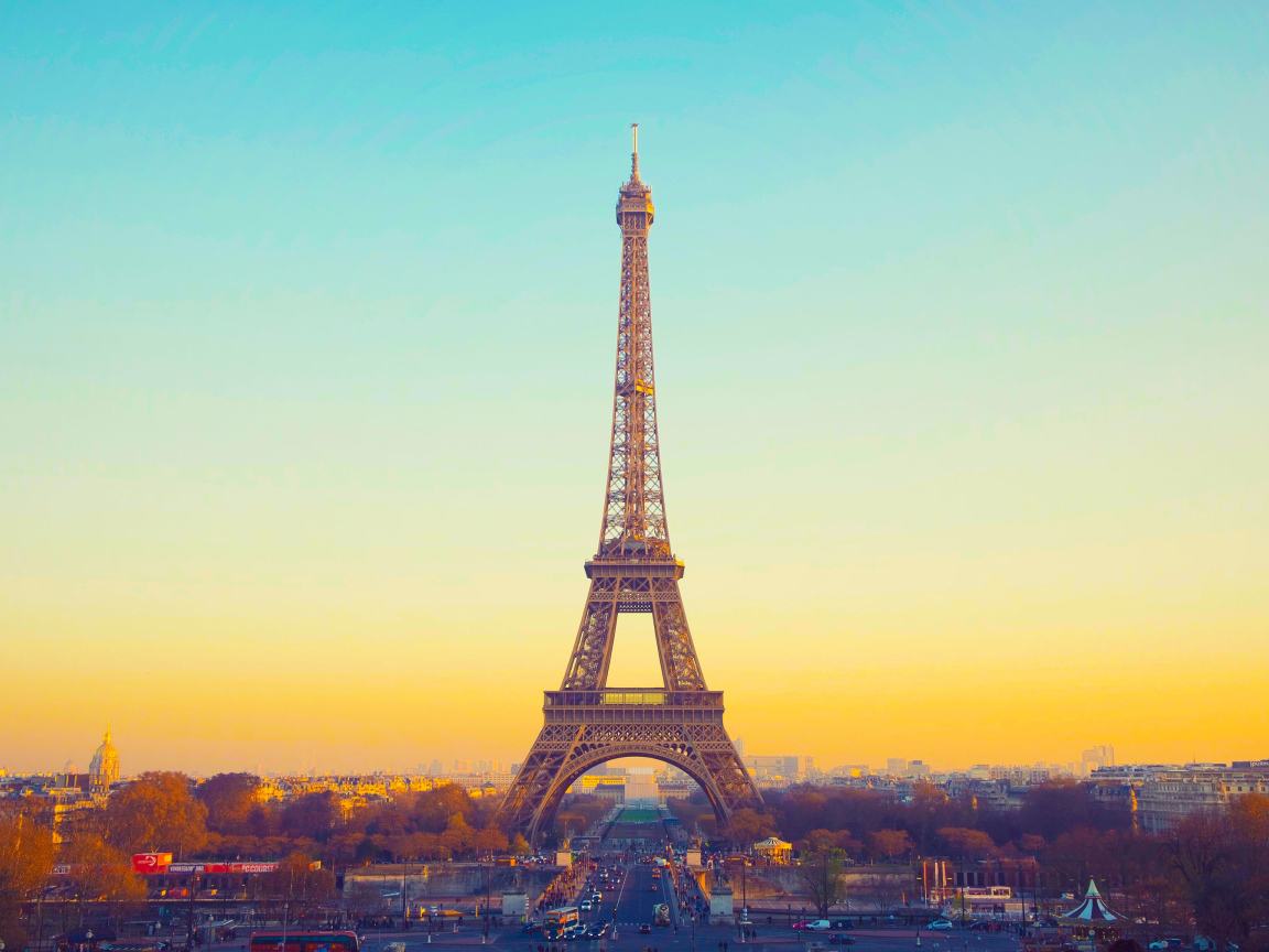 Эйфелева башня на фоне красивого голубого неба, Париж. Франция