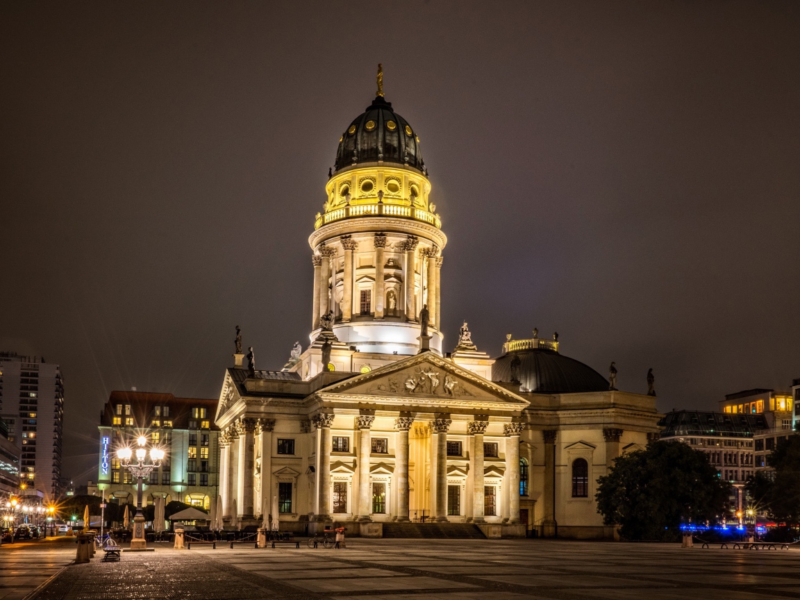 Французский собор в свете ночных фонарей, Берлин. Германия