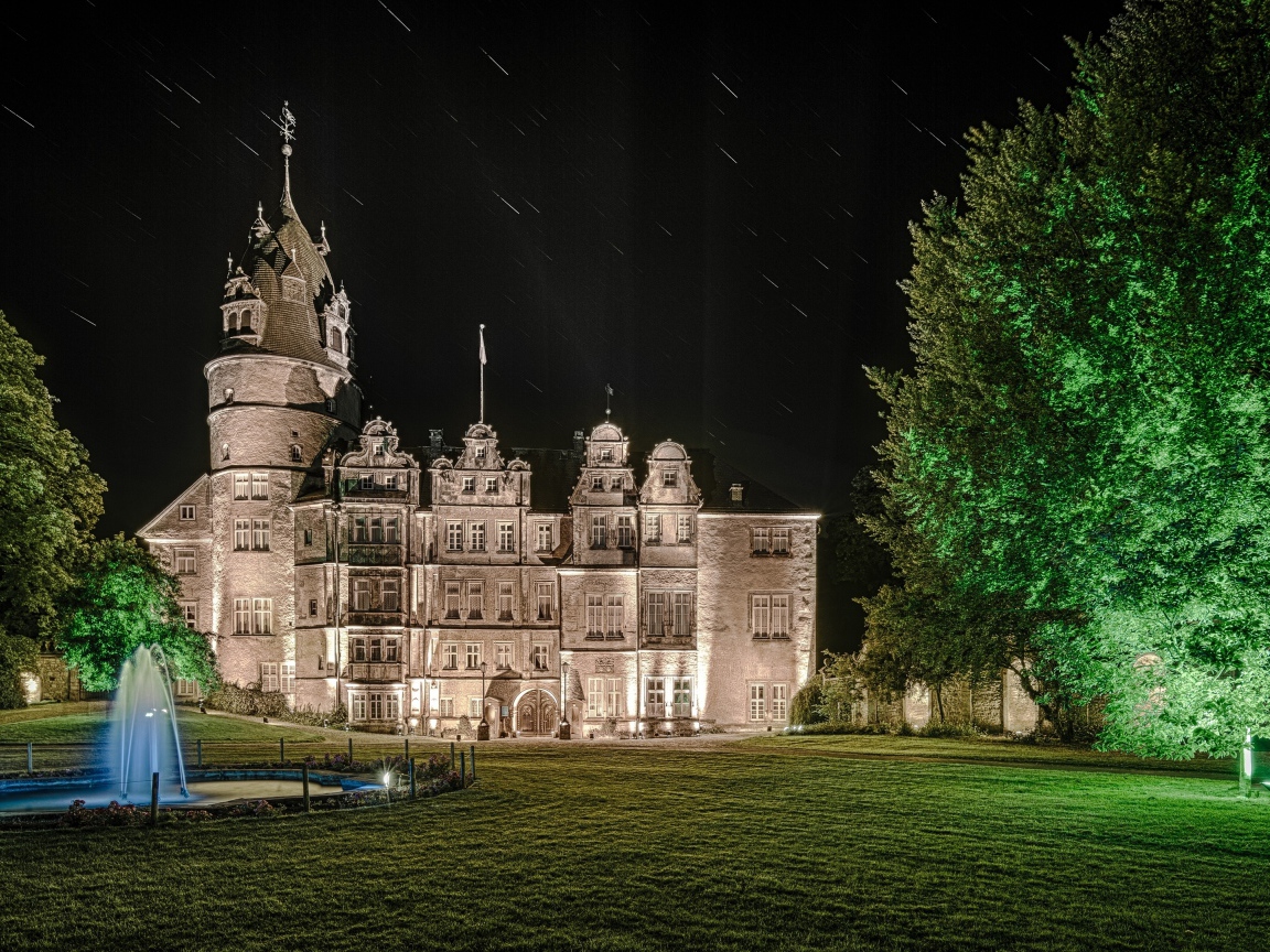 Резиденция Герцогского замка Детмольд в Северном Рейне-Вестфалии ночью, Германия