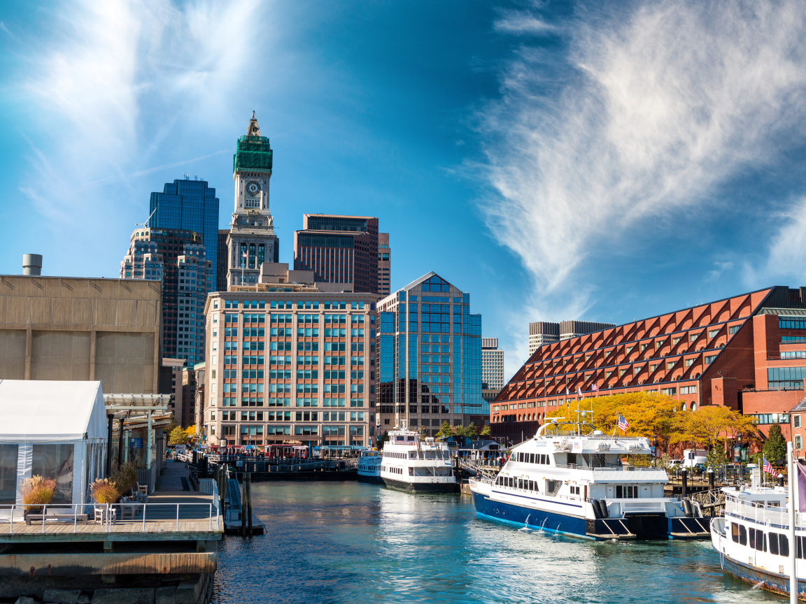 Речные суда у причала на фоне небоскребов города Бостон. США