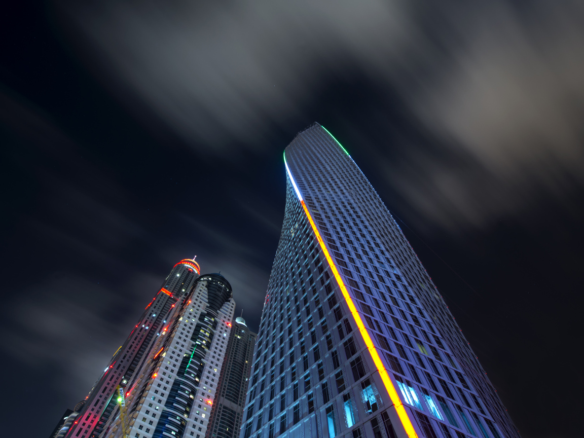 Небоскребы Дубаи под ночным небом, ОАЭ