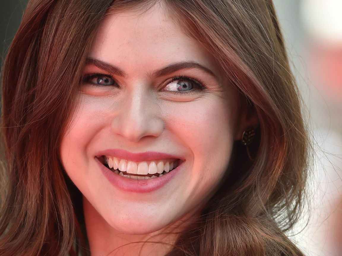 Милая улыбка актрисы Александра Даддарио