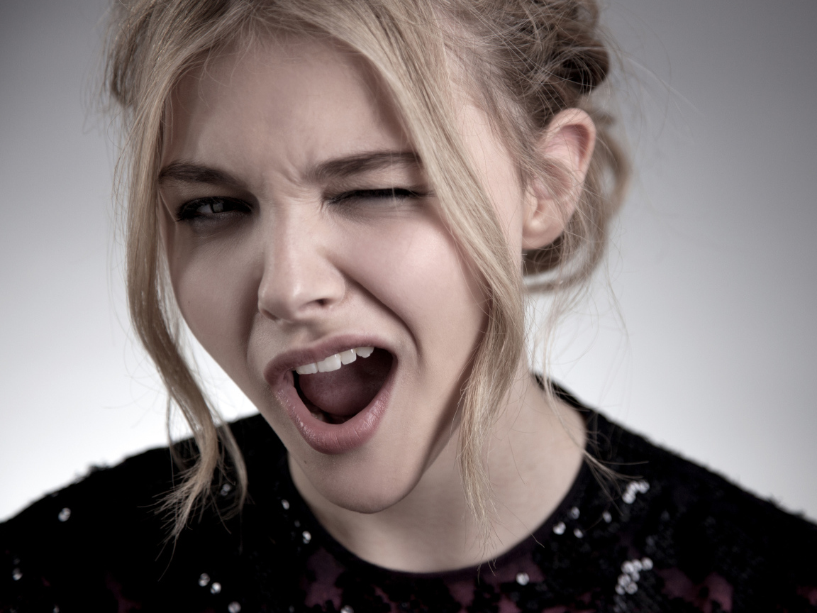 Актриса Хлоя Грейс Морец подмигивает глазом