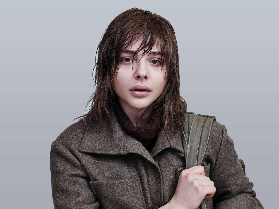 Актриса Хлоя Грейс Морец с мокрыми волосами в пальто 