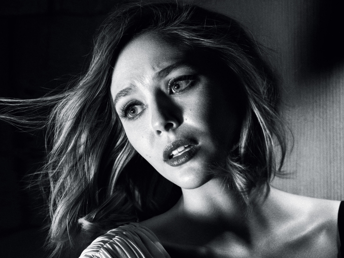 Актриса Элизабет Олсен черно белое фото