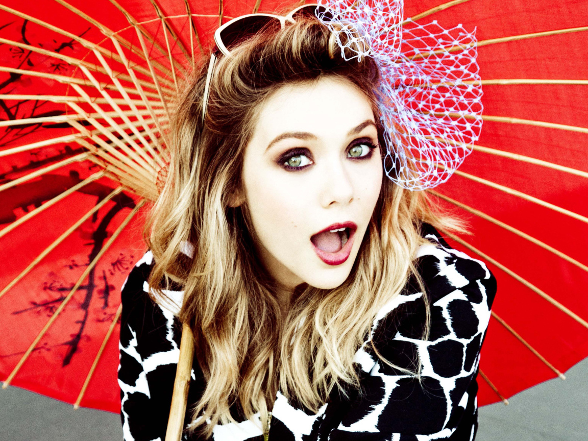 Актриса Элизабет Олсен с большим зонтом 