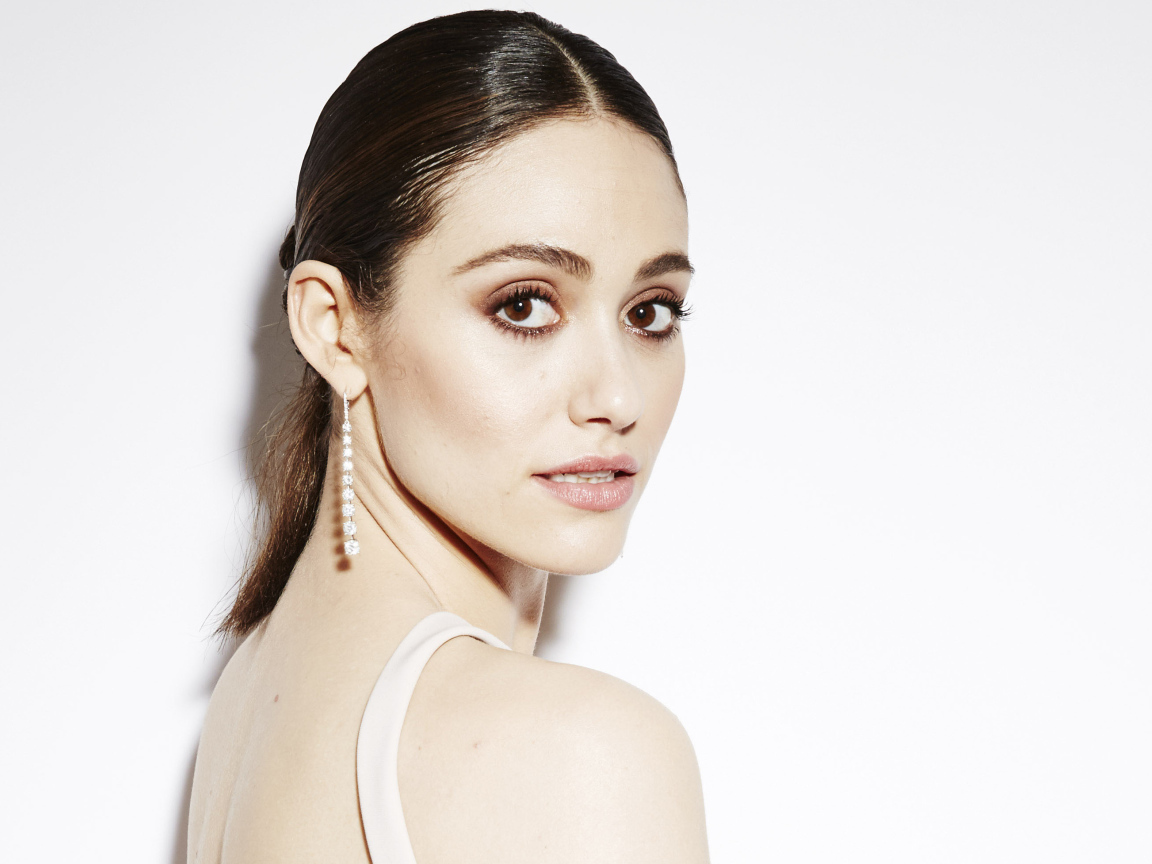 Актриса Эмми Россум фото на белом фоне