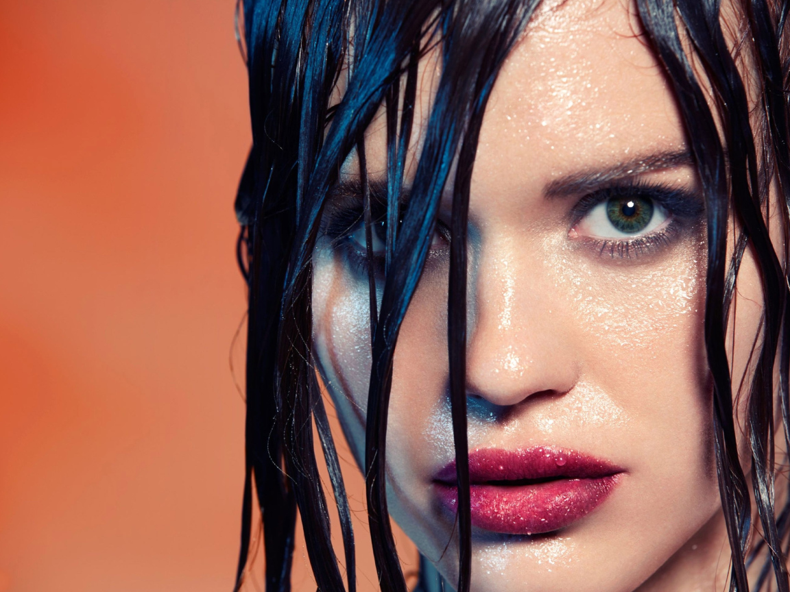 Актриса Холланд Роден с мокрыми волосами крупным планом