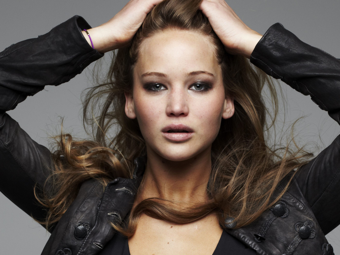 Актриса Дженнифер Лоуренс в черной кожаной куртке