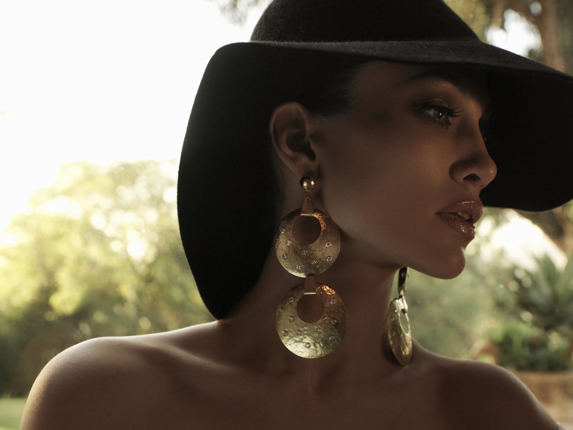 Актриса Дженнифер Лопес в большой черной шляпе