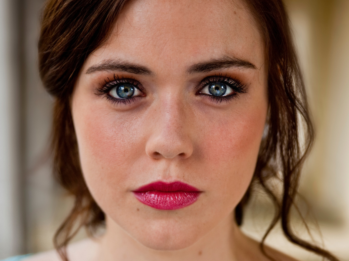 Актриса Дженни Жак с ярким макияжем 