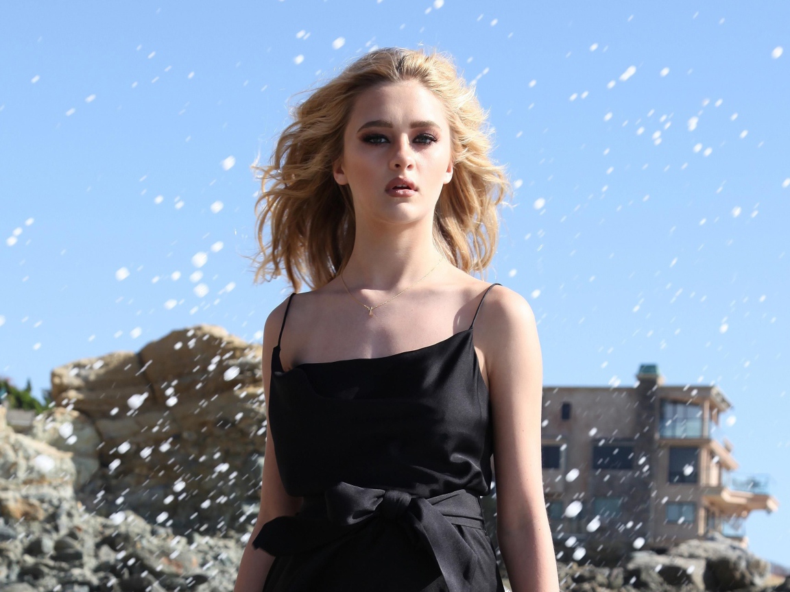 Актриса Лиззи Грин в черном платье на ветру 