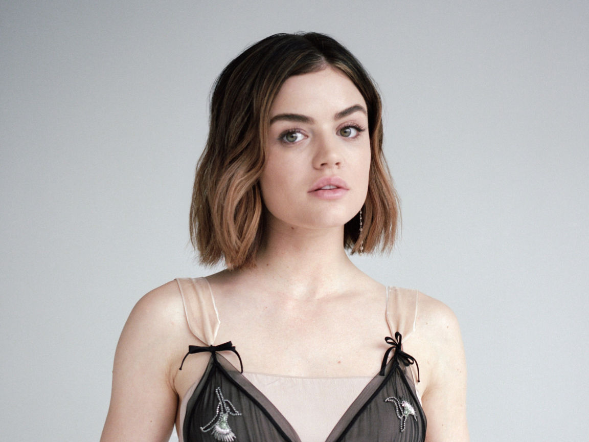 Актриса Люси Хейл фото на сером фоне