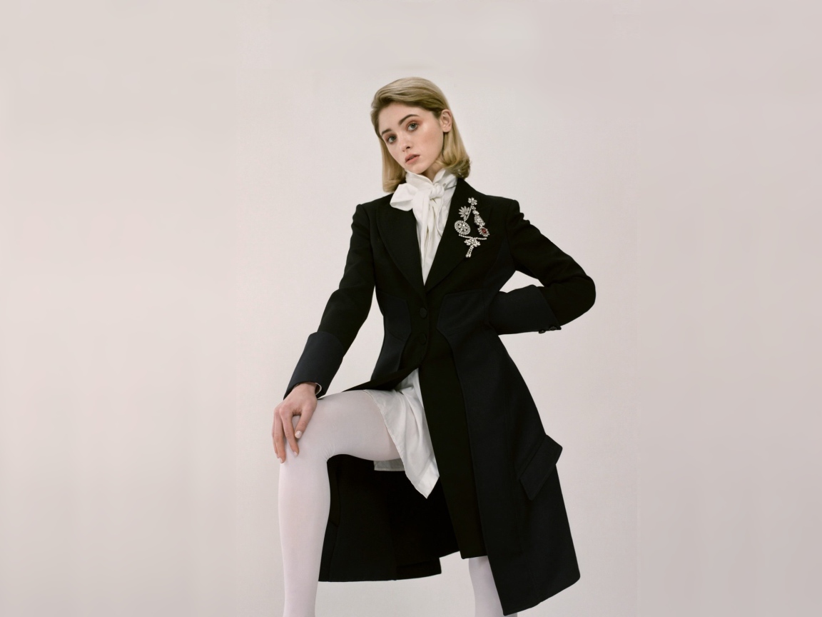 Актриса Наталия Дайер в черном пальто 