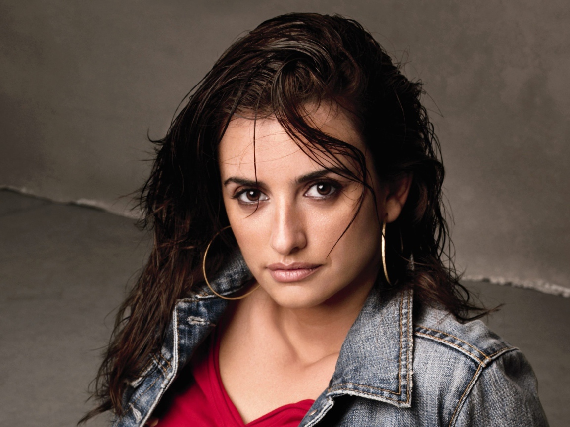 Актриса Пенелопа Крус в джинсовой куртке