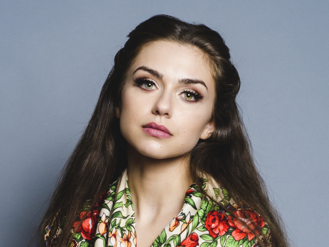 Актриса Виктория Конфал на сером фоне