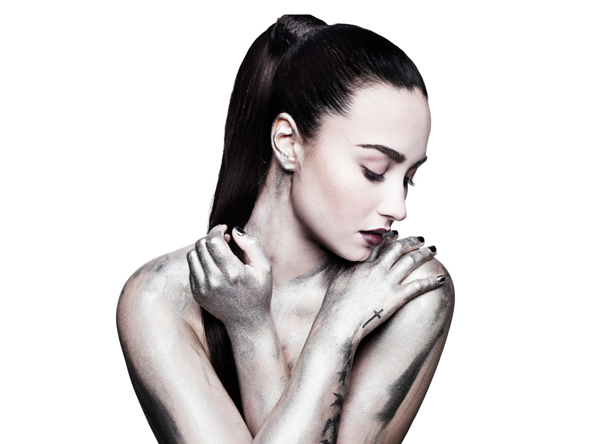 Американская актриса Деми Ловато фото на белом фоне