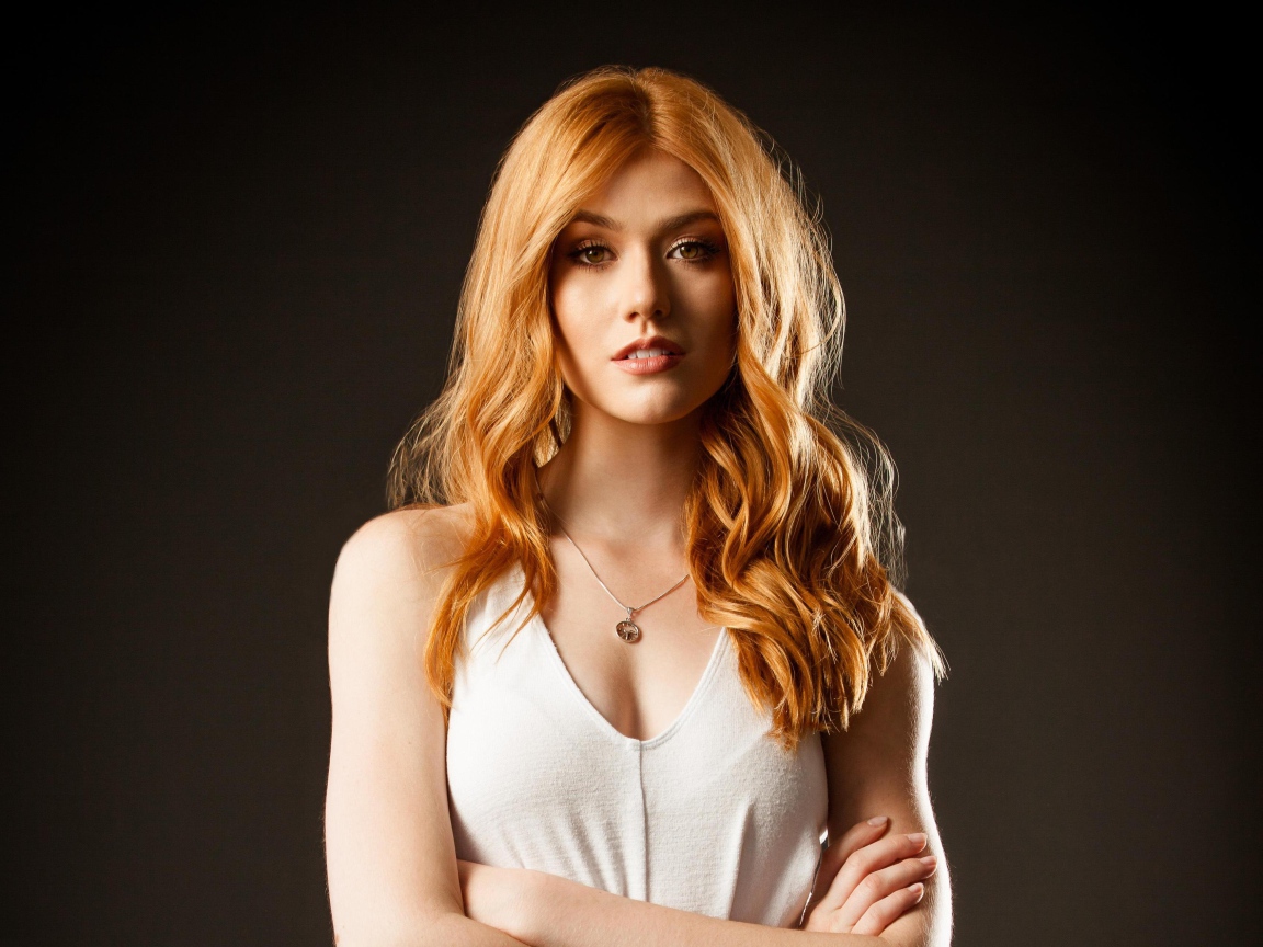 Американская актриса Кэтрин Макнамара с рыжими волосами