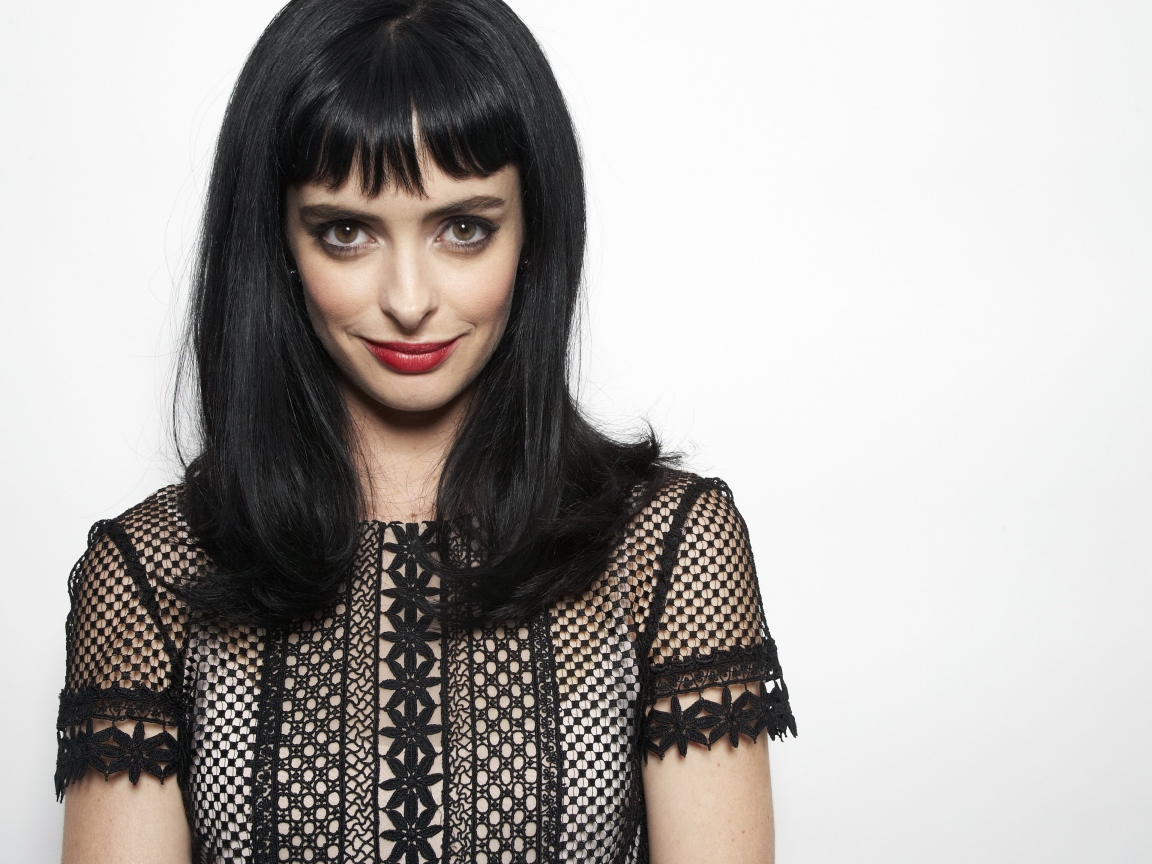 Американская актриса Кристен Риттер на сером фоне