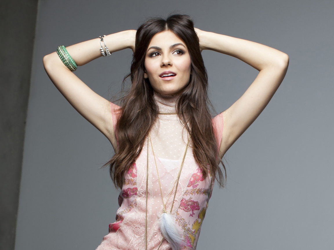 Американская актриса Виктория Джастис на сером фоне