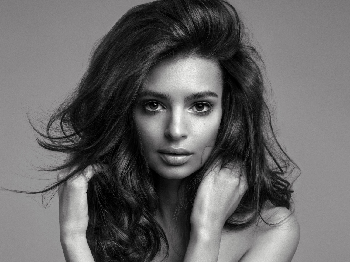 Американская актриса, модель Эмили Ратаковски, черно-белое фото