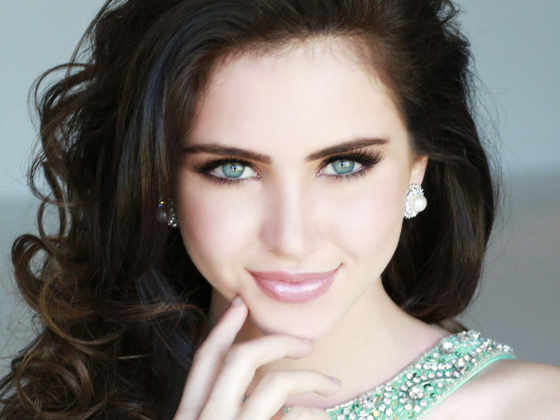 Красивая американская актриса Райан Ньюман