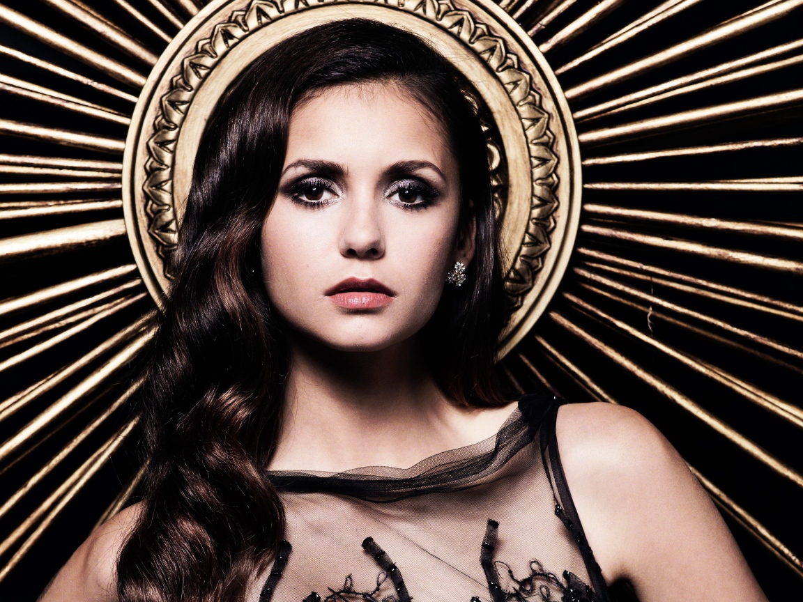 Красивая Нина Добрев с длинными волосами