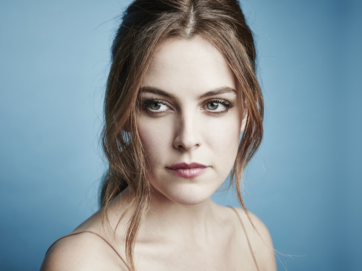 Красивая актриса Райли Кио фото на голубом фоне