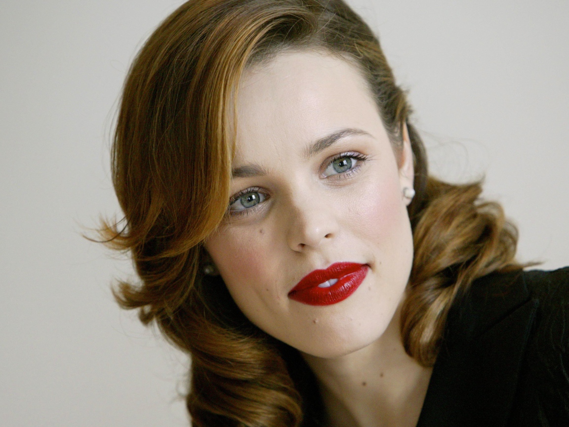 Красивая яркая актриса Рэйчел Макадамс на сером фоне