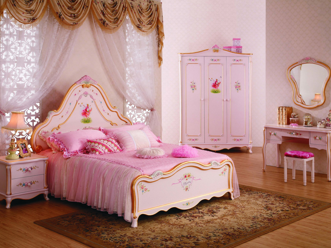 Красивая детская спальня для девочки в розовом платье