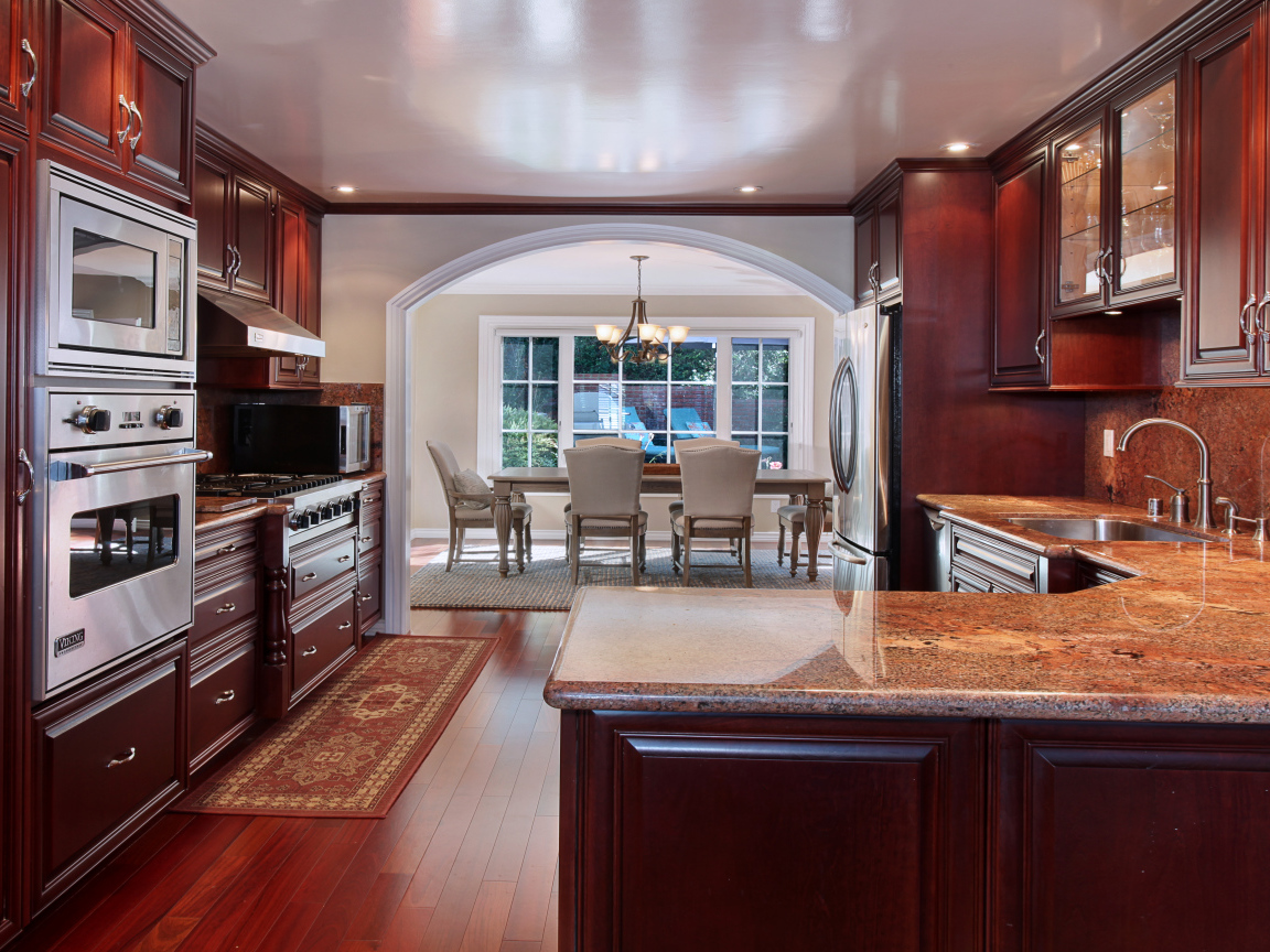 Красивая кухня с деревянной отделкой