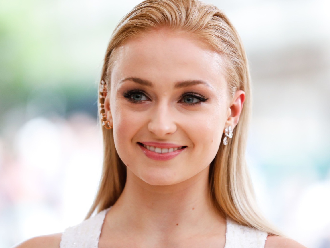 Красивая рыжеволосая актриса Софи Тёрнер с очаровательной улыбкой