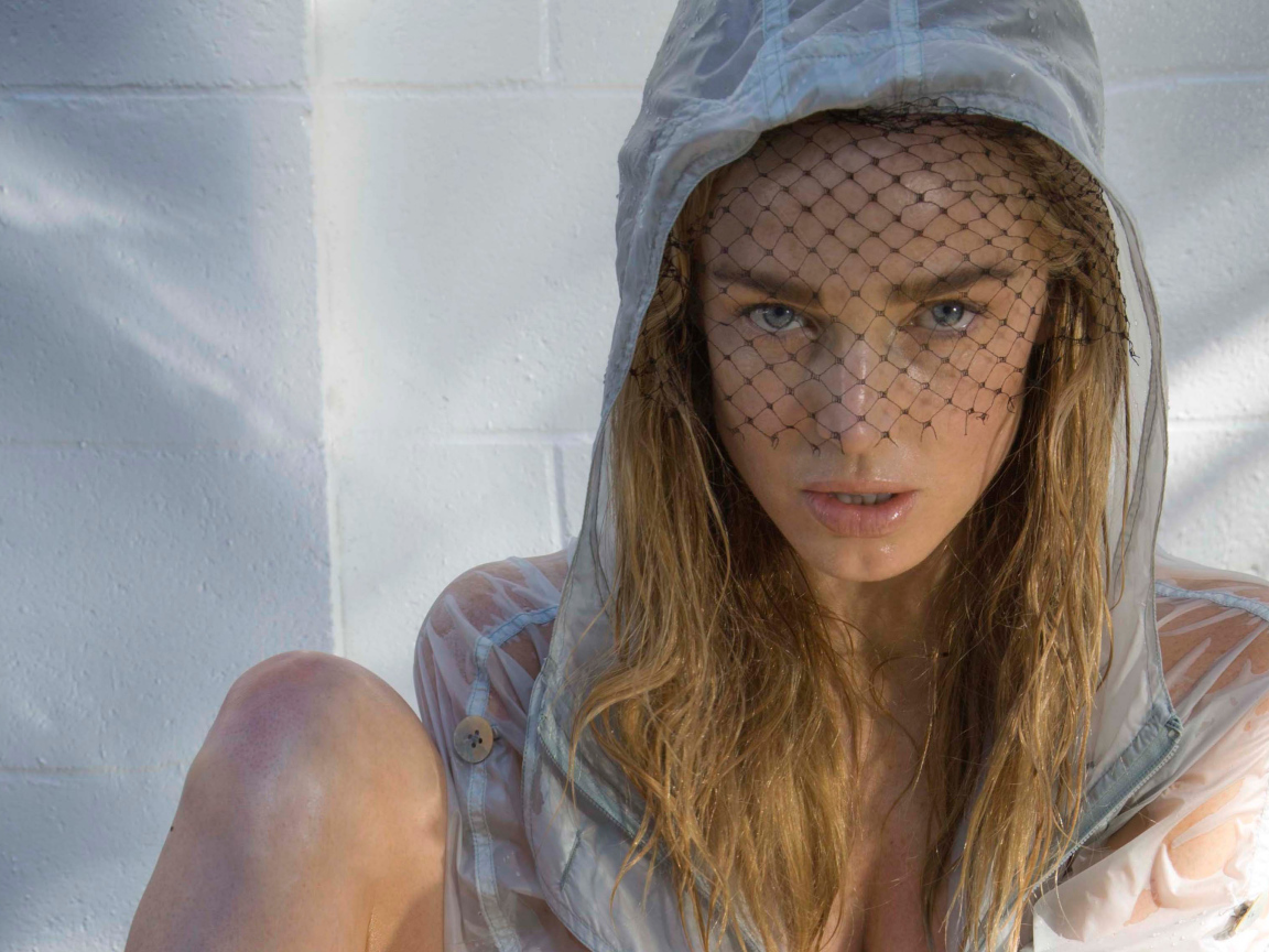 Девушка блондинка, актриса Кейти Лотц