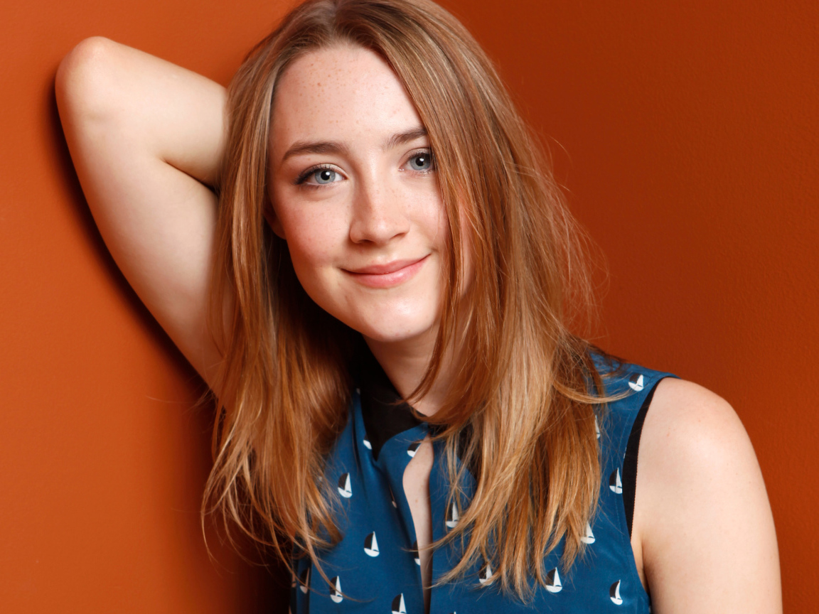 Голубоглазая популярная молодая актриса Сирша Ронан