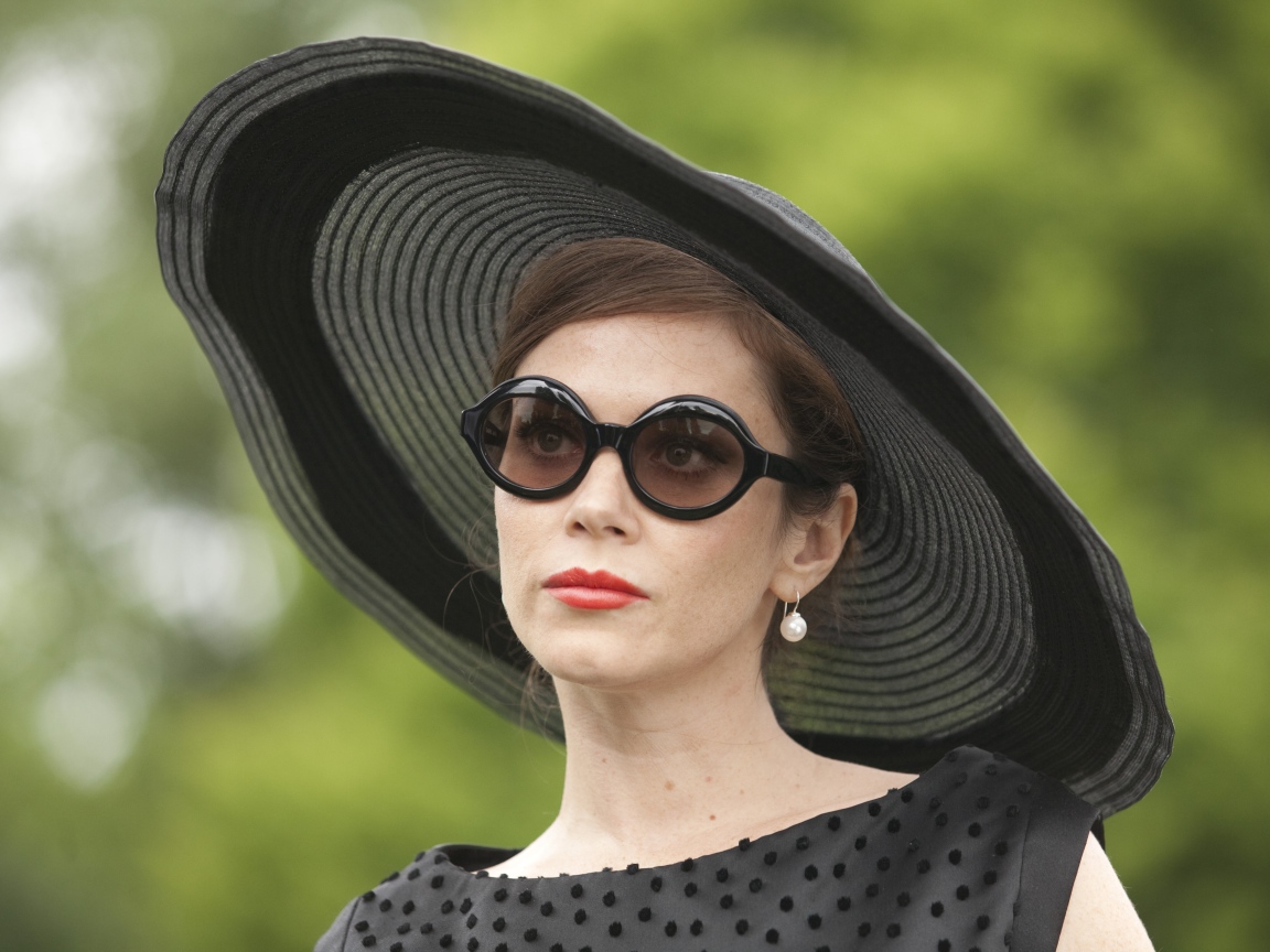 Британская актриса Анна Фрил в большой черном шляпе 