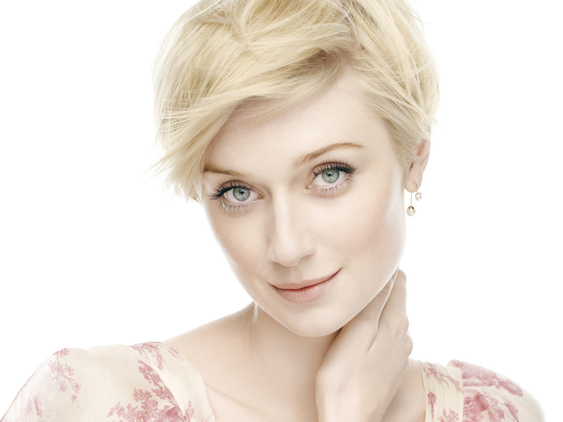 Нежная блондинка, актриса Элизабет Дебики с короткой стрижкой