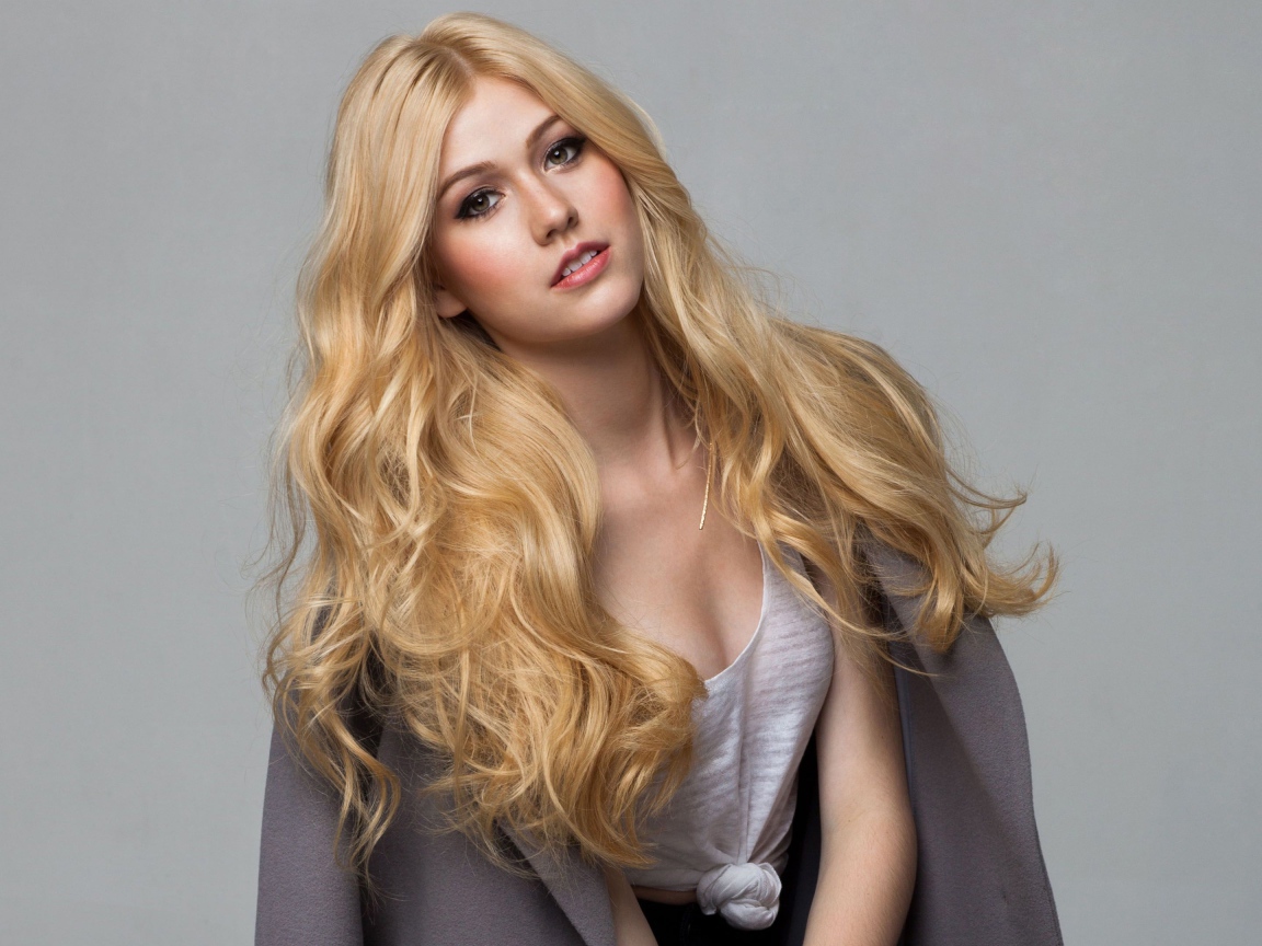 Эффектная блондинка Кэтрин Макнамара на сером фоне