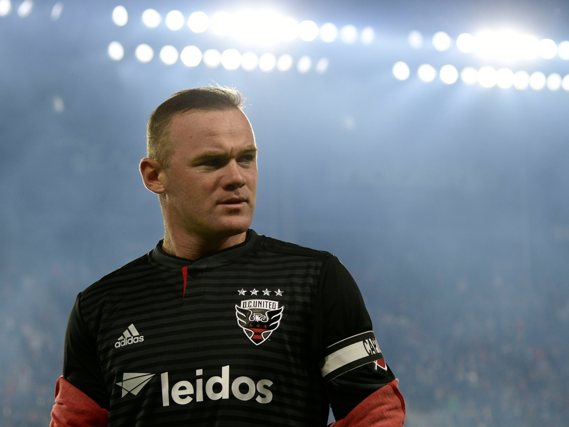 Английский футболист Уэйн Руни на футбольном поле