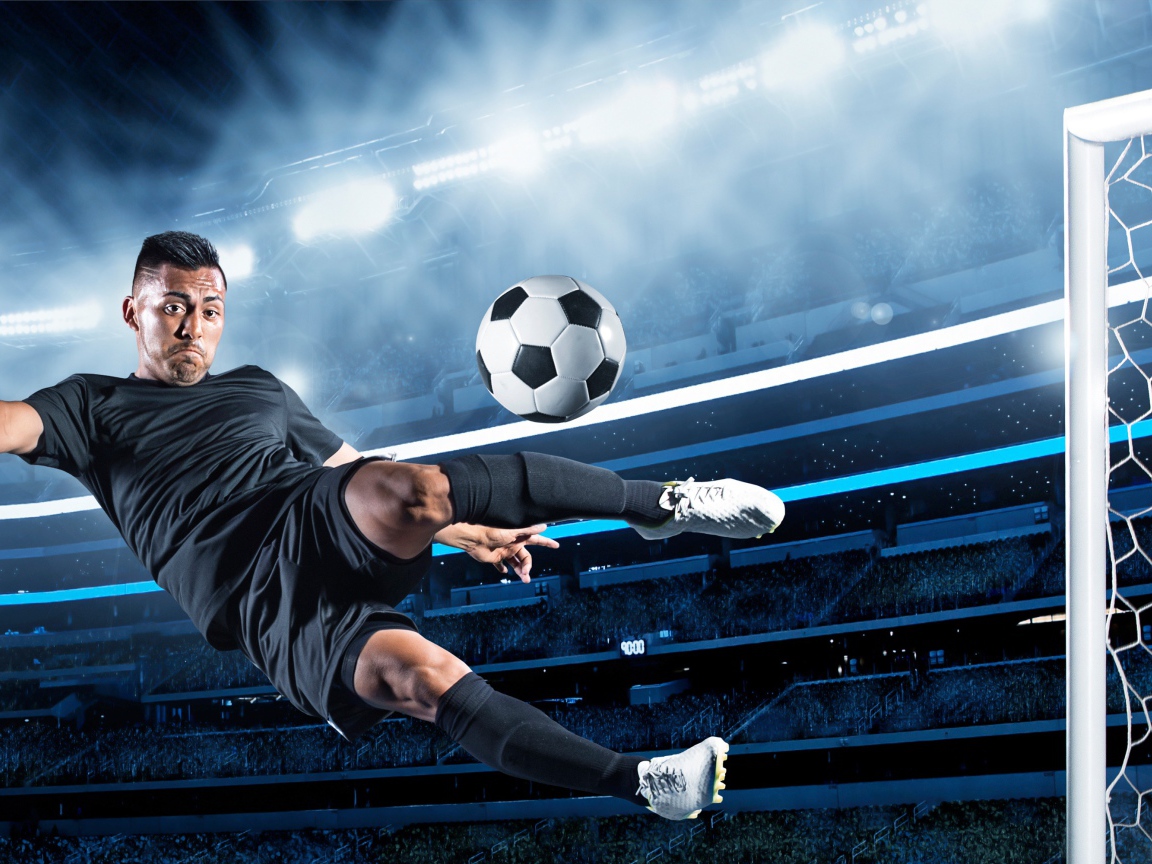 Футболист отбивает мяч в воротах