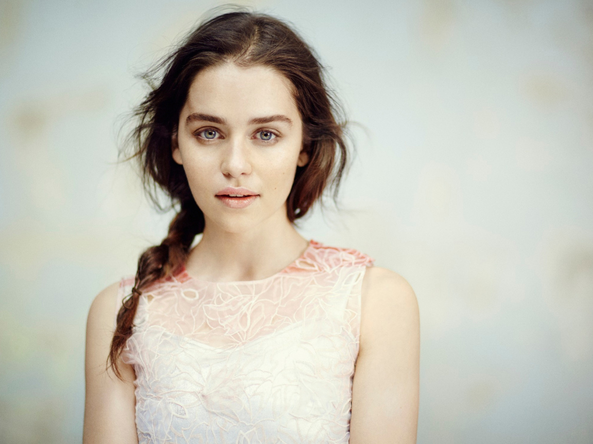 Нежная девушка, популярная актриса Эмилия Кларк