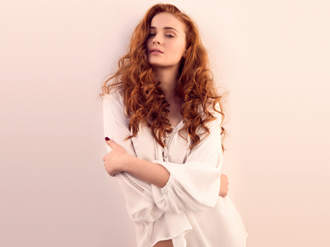 Нежная рыжеволосая актриса Софи Тёрнер в белом наряде