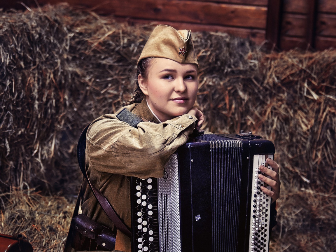 Девушка солдатка в гимнастерке с баяном,  ретро 