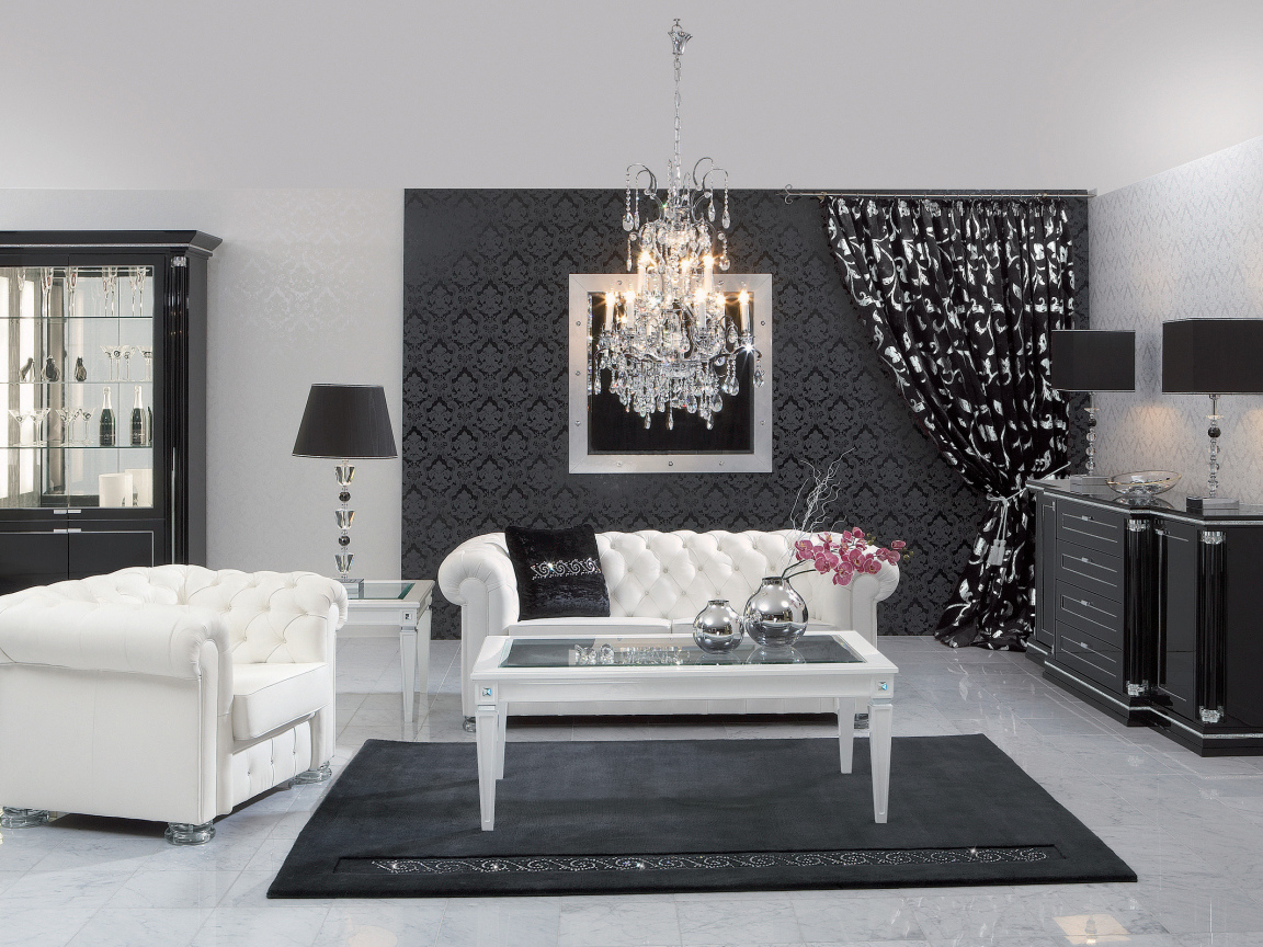 Гостиная в серых тонах с большой хрустальной люстрой 