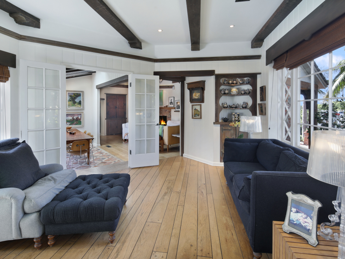 Гостиная комната с большим черным диваном