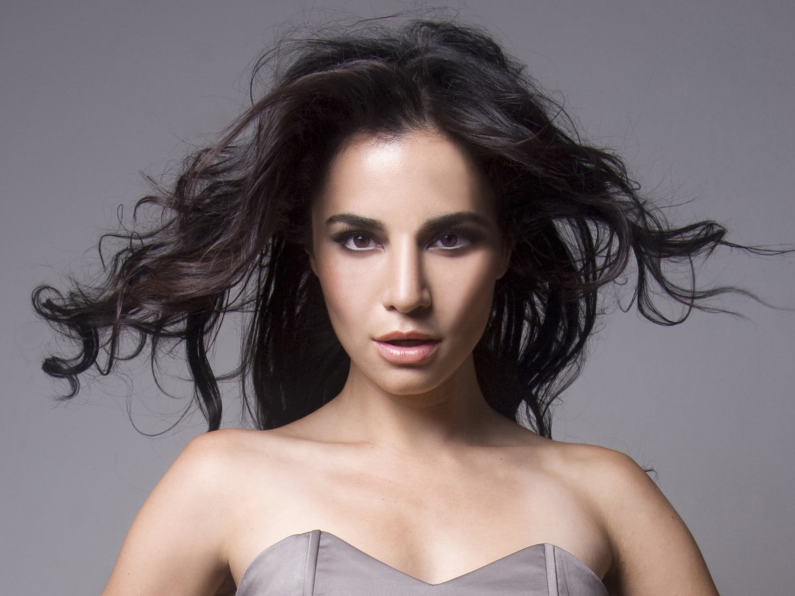 Мексиканская актриса Марта Игареда на сером фоне